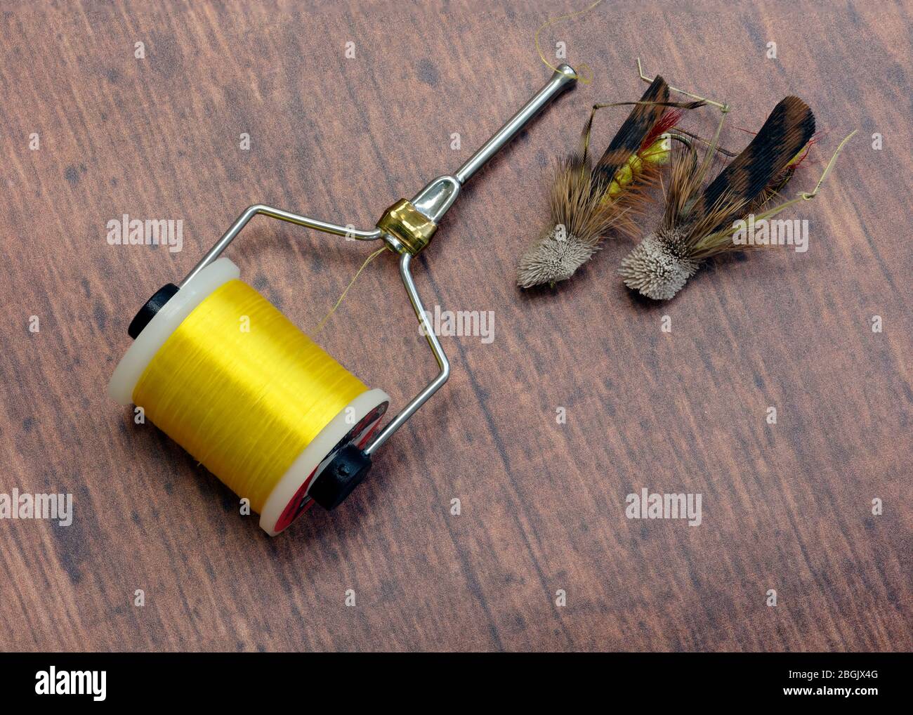 Fliegenbinden-Ausrüstung, mit zwei gebundenen Grasshopper-Fliegen, von James D Coppinger/Dembinsky Photo Assoc Stockfoto