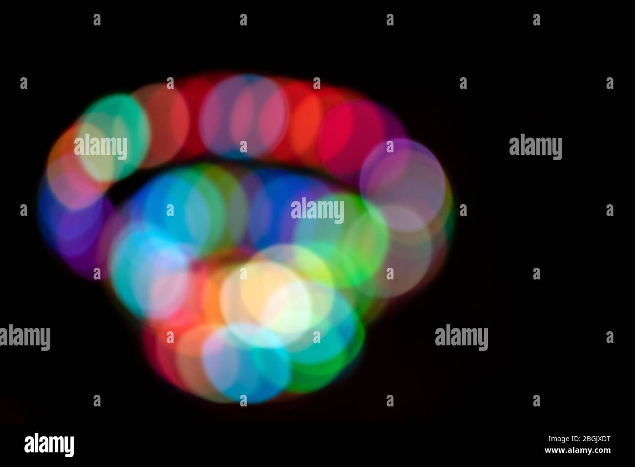 Bunte Bokeh Lichter in der Nacht mit einem schwarzen Hintergrund Stockfoto