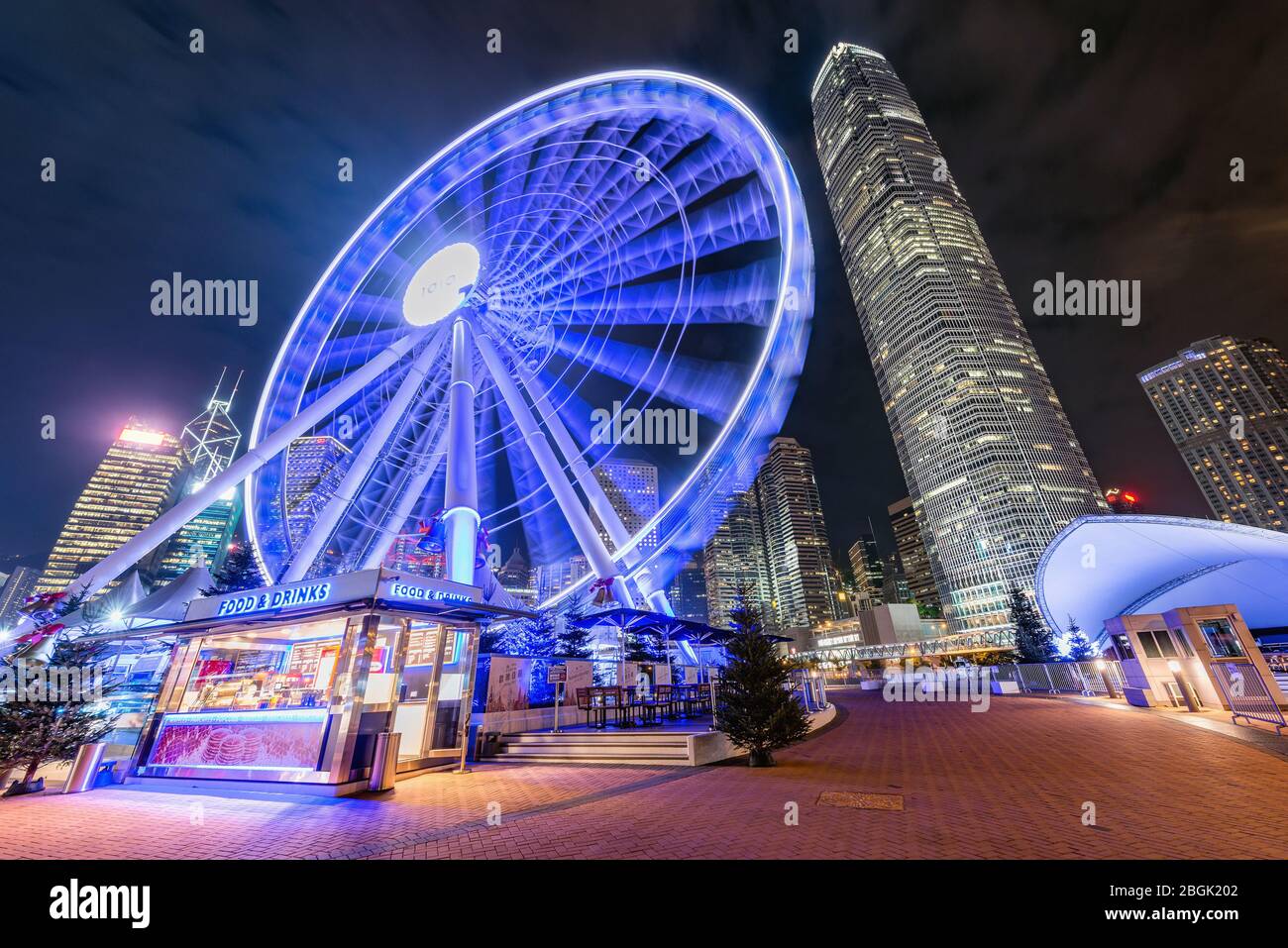 Hongkong - 13. Dezember 2016: Drehen des Beobachtungsrades im Stadtzentrum zur evevevevevevevevevning Zeit vor Weihnachtsnacht. Stockfoto