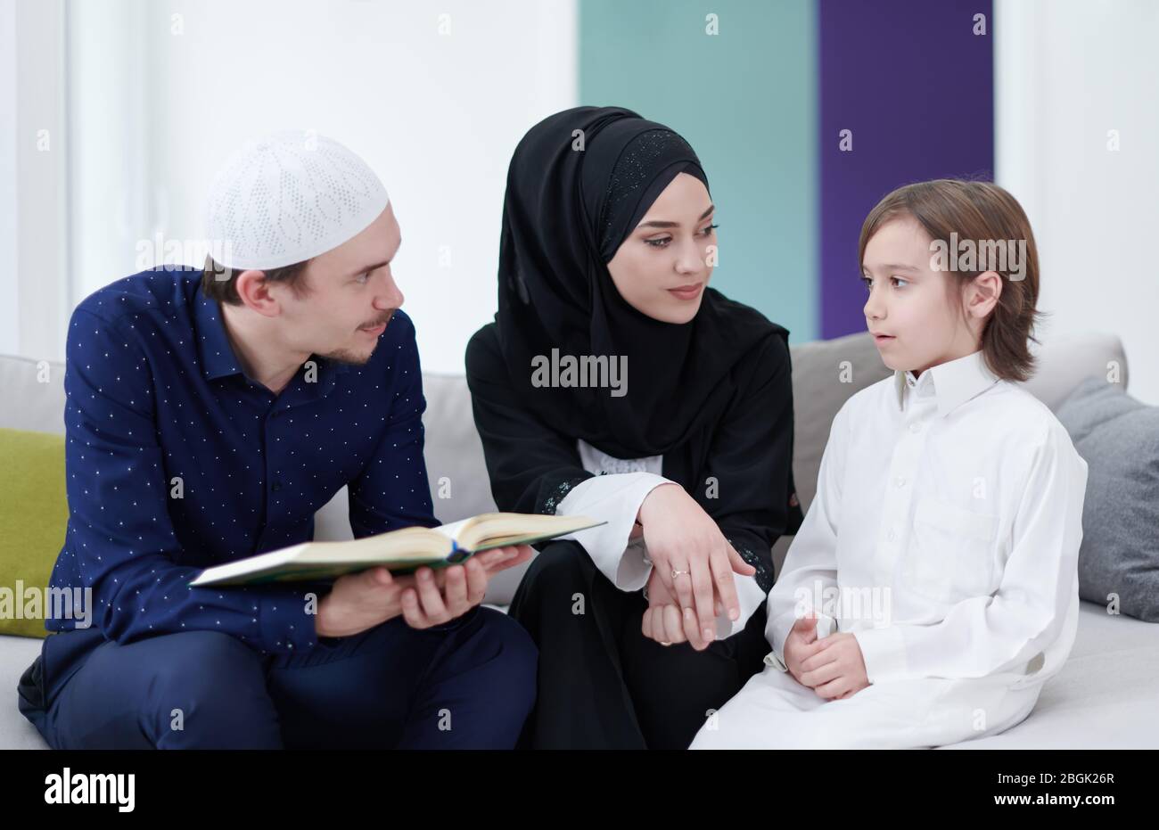 Traditionelle muslimische Familien Eltern mit Kindern lesen den Koran