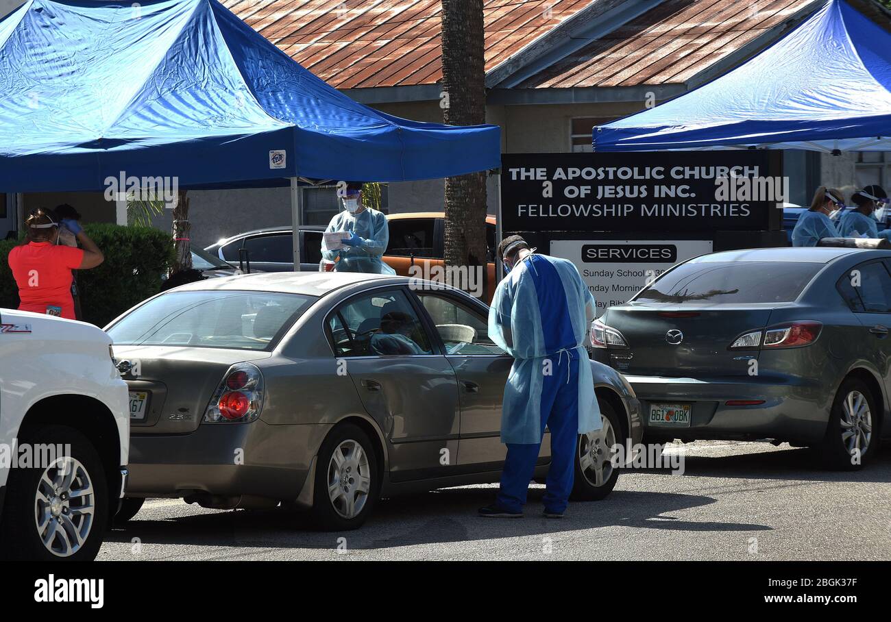 21. April 2020 - Altamonte Springs, Florida, USA - Gesundheitsarbeiter testen Menschen für COVID-19 an einem mobilen Testplatz in der Apostolischen Kirche Christi in einem historischen schwarzen Viertel am 21. April 2020 in Altamonte Springs, Florida. Staatliche und County Gesundheitsbeamte bieten die kostenlosen Tests in sechs historischen schwarzen Nachbarschaften, um Bewohner zu helfen, die nicht in der Lage sind, zu einer Klinik zu fahren oder nicht in der Lage sein, Krankenversicherung leisten können. (Paul Hennessy/Alamy) Quelle: Paul Hennessy/Alamy Live News Stockfoto