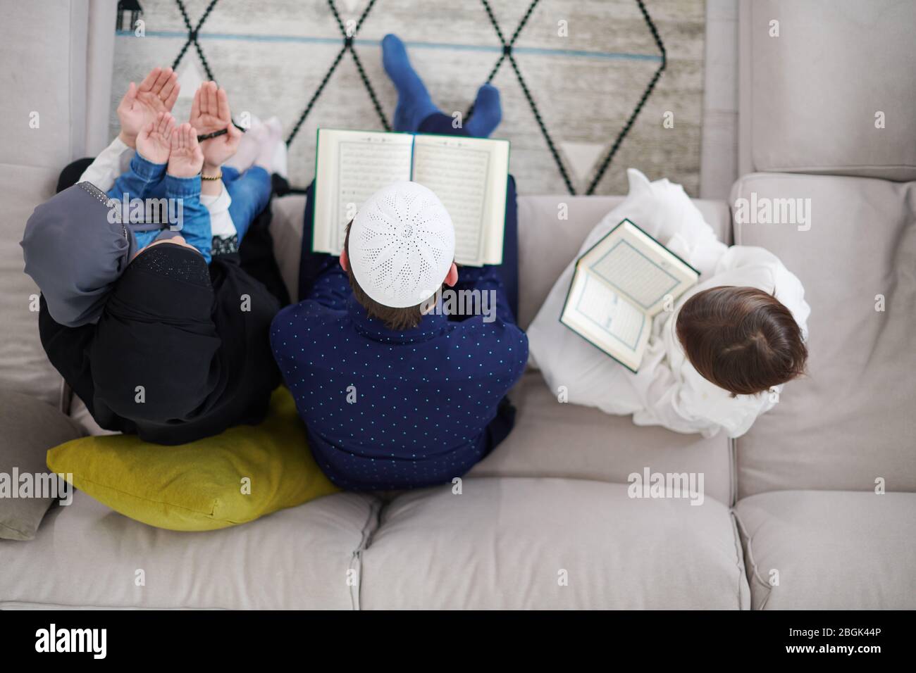 Traditionelle muslimische Familien Eltern mit Kindern lesen den Koran