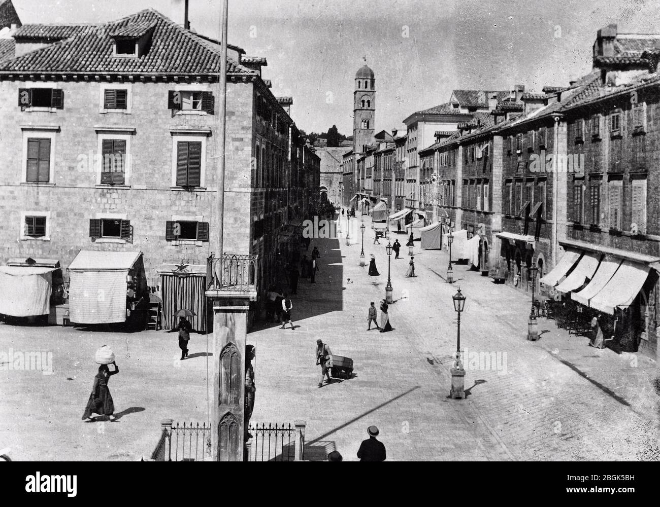 Stradun, die Hauptstraße, die dem Franziskanerkloster und dem Kirchturm zugewandt ist. Dubrovnik, 1901 Stockfoto