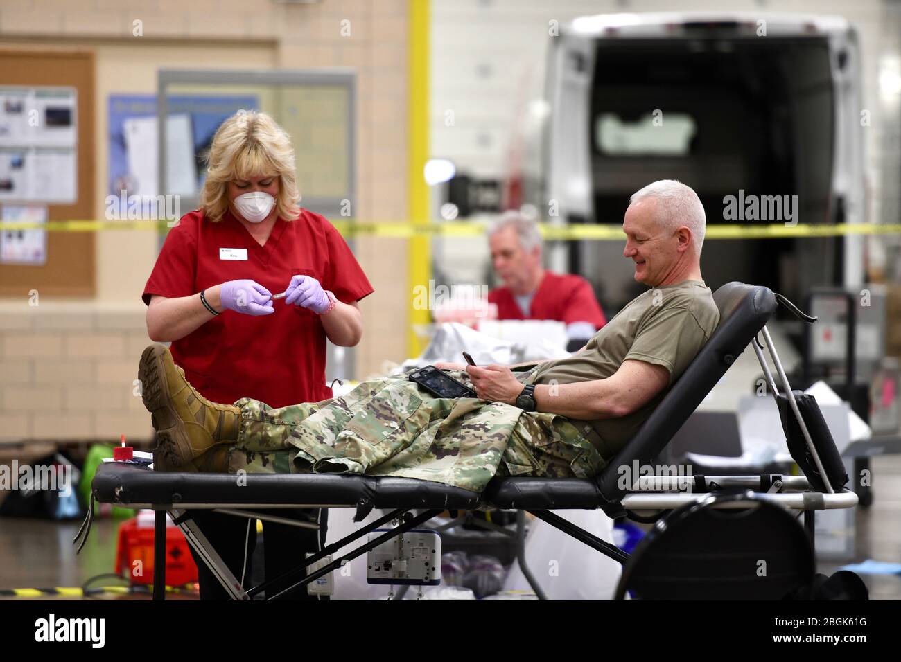 Mitglieder der Minnesota National Guard hosten und spenden für eine Blutbahn in der Cedar Street Armory in Saint Paul 3. April 2020. Landesweit fiel die Blutspende unter Besorgnis über den Ausbruch der COVID-19. Seitdem haben sich die Spenden stabilisiert, und die Organisatoren ermutigen potenzielle Spender, ihren nächsten Termin online zu planen, um eine stetige Blutversorgung für Krankenhäuser zu schaffen. Die Minnesota National Guard hat eine lange Geschichte der Hosting dieser Ereignisse ganzjährig an Rüstungen über den Staat. Stockfoto
