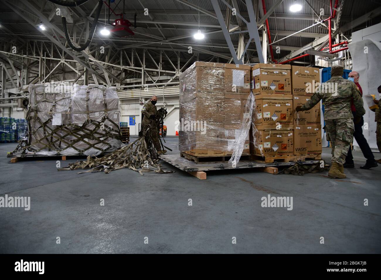 Die Luftwaffe des 146. Luftlift Wing der California Air National Guard in Oxnard, CA, liefert 200 Ventilatoren an Mitglieder der 105. AW, 7. April 2020, auf der Stewart Air National Guard Base, Newburgh, NY. Der Einsatz des C-130J Super Hercules, zusammen mit der NY Army National Guard, Erleichtert die Lieferung von medizinischen Geräten, die die laufenden COVID-19 medizinischen Behandlungen in den Gebieten New York und New Jersey (USA durchgeführt werden Air Force Foto von SRA Jonathan Lane/veröffentlicht). Stockfoto