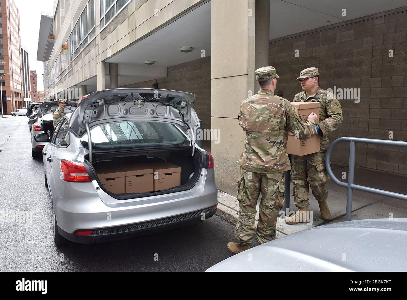 Soldaten der Brigade 427 Brigade Support Bataillon Bravo verteilen Mahlzeiten an Familien in Albany County. Soldaten arbeiteten mit dem Veterans Services Bureau von Albany County im Times Union Center. Laden von Kisten mit Lebensmitteln, um an Bewohner von Albany County zu verteilen, die unter Quarantäne gestellt werden. Stockfoto