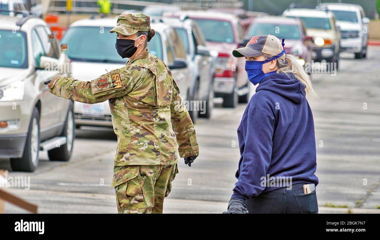 Die Luftwaffe der Texas Air National Guard unterstützte die Nahrungsmittelverteilung bei der Tarrant Area Food Bank in Fort Worth, Texas, 16. April 2020. Im gesamten Bundesstaat Texas wurden Servicemitglieder des Militärministeriums von Texas mobilisiert, um die lokalen Lebensmittelbanken zu erweitern, um eine beispiellose Nachfrage aufgrund der COVID-19-Pandemie zu befriedigen. (Mit Freundlicher Genehmigung Foto: Tarrant Area Food Bank) Stockfoto