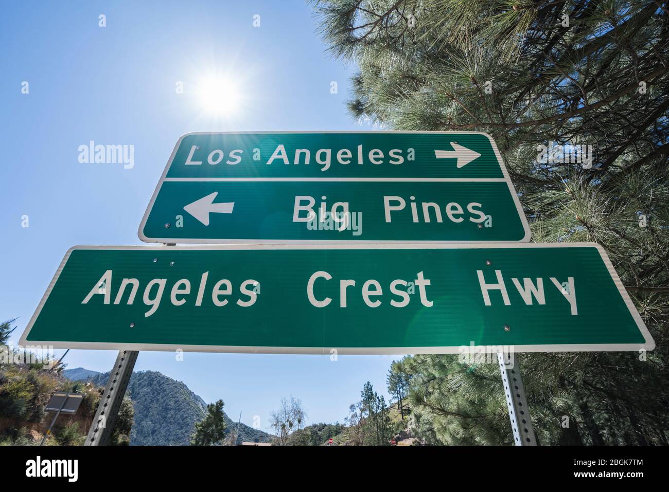 Wegweiser zum Angeles Crest Highway nach Los Angeles oder Big Pines in den San Gabriel Mountains in Südkalifornien. Stockfoto