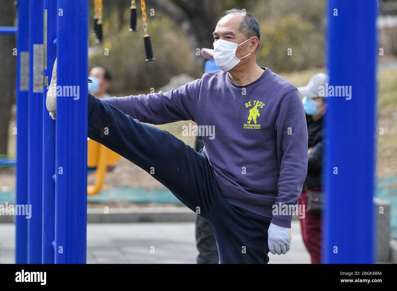 Bürger trainieren beim Joggen oder mit Fitnessgeräten in einem lokalen Park, wenn das Wetter wärmer wird, Peking, China, 12. März 2020. *** Lokale Beschriftung *** fa Stockfoto