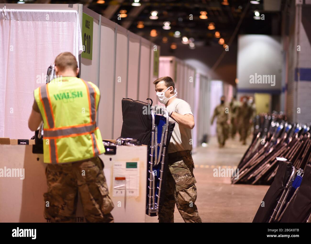 Der Senior Airman der US-Luftwaffe Kevin Jackson aus dem 183d-Flügel mit Sitz in Springfield, Illinois, entfernt Kinderbetten aus einem Flügel, der älteren Patienten gewidmet ist, um Platz für bequemere Krankenhausbetten in Halle C im McCormick Place Convention Center zu schaffen als Reaktion auf die COVID-19-Pandemie in Chicago, April 13, 2020. Etwa 60 Mitglieder der Illinois Air National Guard wurden aktiviert, um das U.S. Army Corps of Engineers und die Federal Emergency Management Agency (FEMA) zu unterstützen, um einen Teil des McCormick Place Convention Centers vorübergehend in eine Alternate Care Facility (ACF) für COVID-19 Pat umzuwandeln Stockfoto