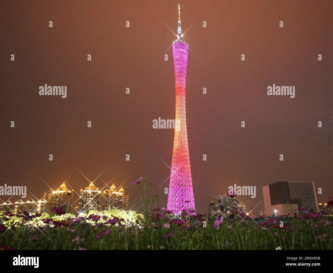 Der Canton Tower, formal Guangzhou TV Astronomical and Sightseeing Tower, ein 604 Meter (1,982 ft) hoher Mehrzweck-Aussichtsturm im Stadtkern Stockfoto