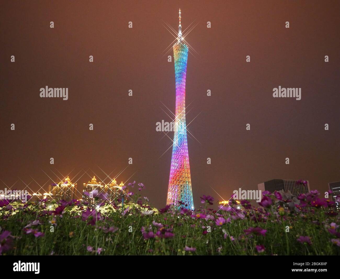 Der Canton Tower, formal Guangzhou TV Astronomical and Sightseeing Tower, ein 604 Meter (1,982 ft) hoher Mehrzweck-Aussichtsturm im Stadtkern Stockfoto