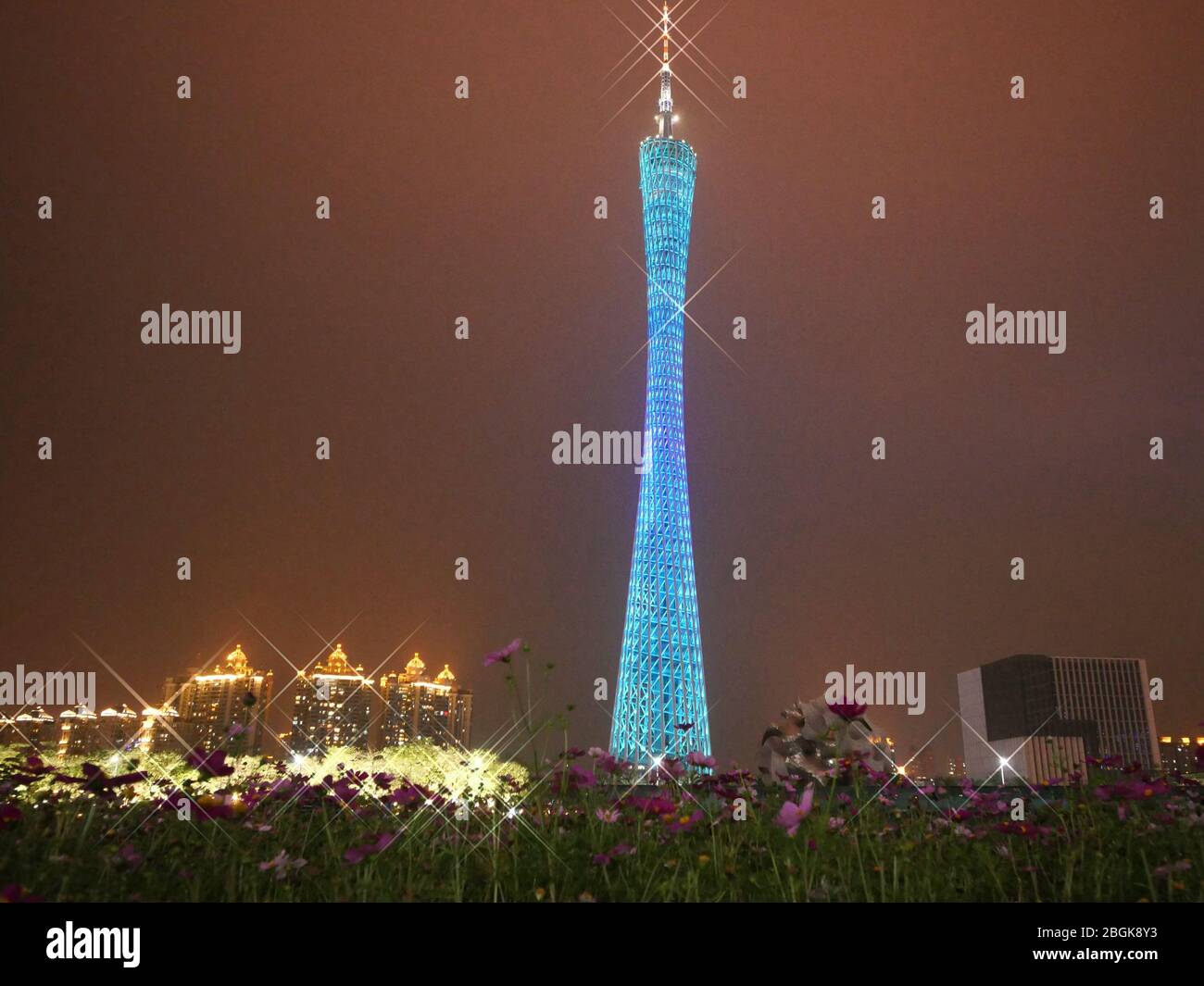Der Canton Tower, formal Guangzhou TV Astronomical and Sightseeing Tower, ein 604 Meter (1,982 ft) hoher Mehrzweck-Aussichtsturm im Stadtkern Stockfoto