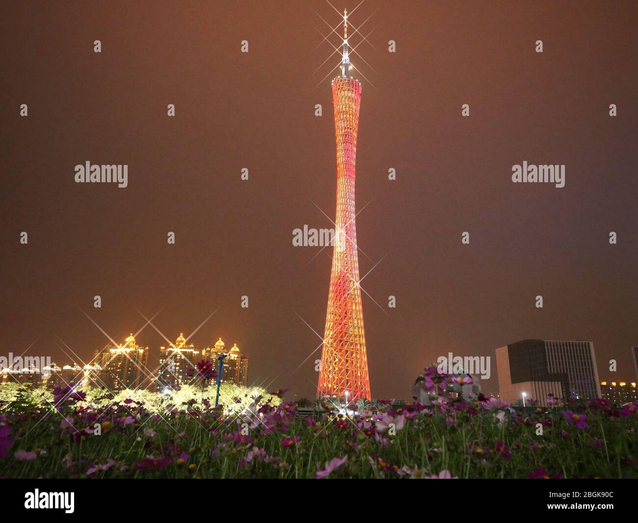 Der Canton Tower, formal Guangzhou TV Astronomical and Sightseeing Tower, ein 604 Meter (1,982 ft) hoher Mehrzweck-Aussichtsturm im Stadtkern Stockfoto
