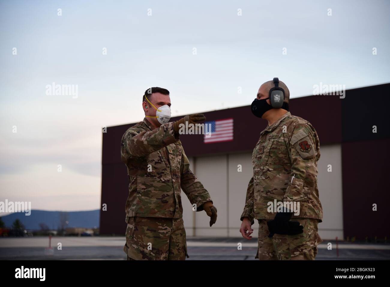 Die Luftwaffe des 146. Luftlift Wing der California Air National Guard in Oxnard, CA, liefert 200 Ventilatoren an Mitglieder der 105. AW, 7. April 2020, auf der Stewart Air National Guard Base, Newburgh, NY. Der Einsatz des C-130J Super Hercules, zusammen mit der NY Army National Guard, Erleichtert die Lieferung von medizinischen Geräten, die die laufenden COVID-19 medizinischen Behandlungen in den Gebieten New York und New Jersey (USA durchgeführt werden Air Force Foto von SRA Jonathan Lane/veröffentlicht). Stockfoto