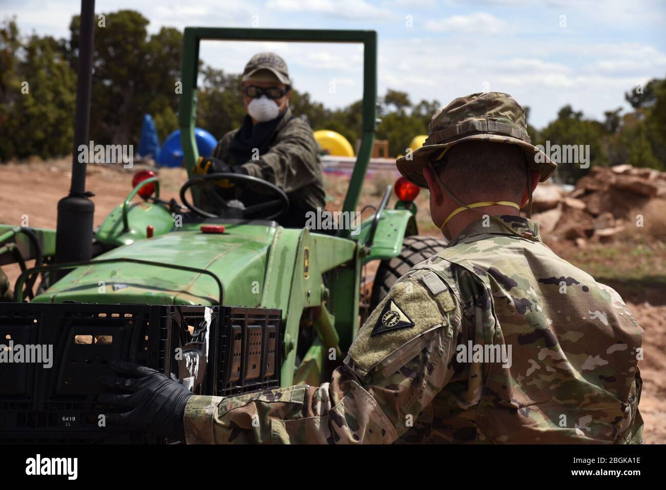 Die Mitglieder des Arizona National Guard Service liefern Lebensmittel und Vorräte für Einwohner der Navajo Nation am 17. April 2020 in einer lokalen Lebensmittelbank in Black Mesa, Arizona. Die Arizona Guard hat in Notfällen wie der Flughafensicherheit nach dem 11. September, dem Monument Fire 2011, dem Hurrikan Harvey 2017, im Inland reagiert. Und die Havasupai Überschwemmungen im Jahr 2018 (USA Air National Guard Foto von Tech. Sgt. Michael Matkin). Stockfoto