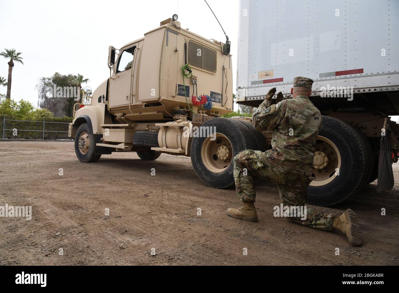 Servicemitglieder der Arizona Army National Guard von der 222nd Transportation Company, Florence, Arizona, schleppen einen Anhänger für ein lokales Lebensmittelgeschäft, um Kapazitäten und Kapazitäten zu erhöhen - und helfen, logistische Lücken in der lokalen Lieferkette zu schließen. Die Arizona National Guard aktiviert mehr als 700 Arizona Bürger-Soldaten und Airmen, um Lebensmittelgeschäfte, Lebensmittelbanken und andere Bedürfnisse der Gemeinschaft während dieses Zustands der Notfallreaktion (US Air National Guard Foto von Tech Sgt. Michael Matkin). Stockfoto