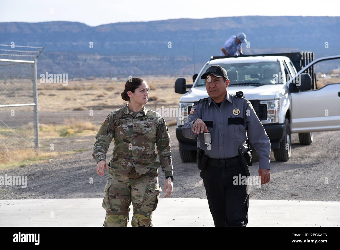 LT. Maram Sweis, Arizona Army National Guard Medical Operations Officer, Und Benny Fate, Leiter der Sicherheitsdienste des Kayenta Krankenhauses, diskutiert die Entladung von medizinisch-persönlichen Schutzausrüstung aus einem UH-60 Blackhawk 31. März 2020 in Kayenta, Arizona. Die Arizona Guard hat im Inland in solchen Notfällen reagiert, wie die Flughafensicherheit nach dem 11. September, das Monument Fire 2011, der Hurrikan Harvey 2017, Und die Havasupai Überschwemmungen im Jahr 2018 (USA Air National Guard Foto von Tech. Sgt. Michael Matkin). Stockfoto