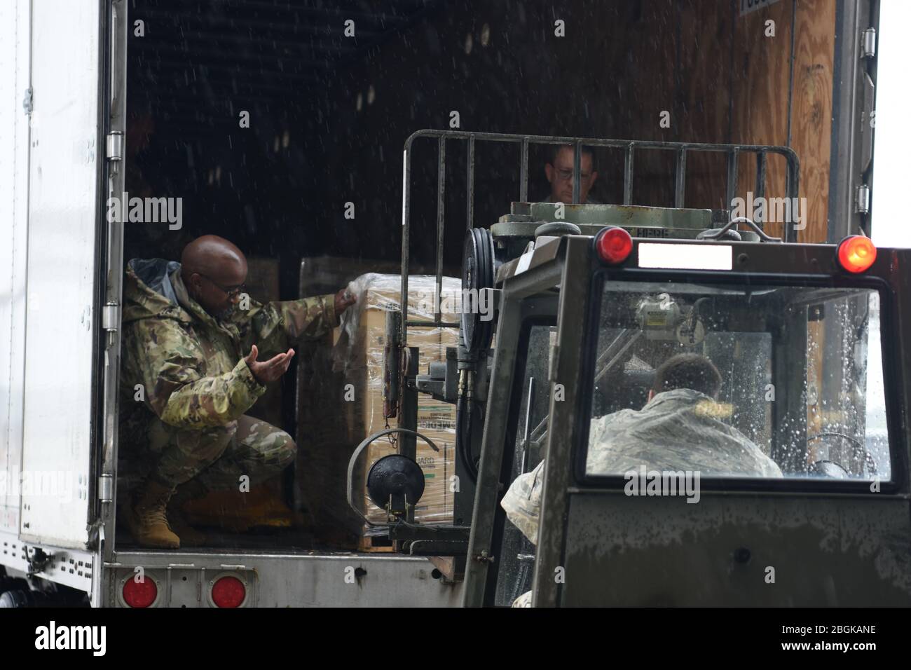 U.S. Air National Guard Airmen mit dem 169th Logistics Readiness Squadron, South Carolina National Guard, unterstützen das South Carolina Department of Health and Environmental Control beim Entladen einer Sendung von medizinischen persönlichen Schutzausrüstung, die vom Strategic National Inventpile im März 31 erhalten wurde, 2020 sollen sortiert und an die 46 Landkreise des Staates verteilt werden, um die COVID-19-Maßnahmen zu unterstützen. Die South Carolina National Guard ist weiterhin bereit, die Grafschaften, lokalen und staatlichen Behörden und Ersthelfer mit den angeforderten Ressourcen so lange wie nötig zur Unterstützung der COVID- Stockfoto