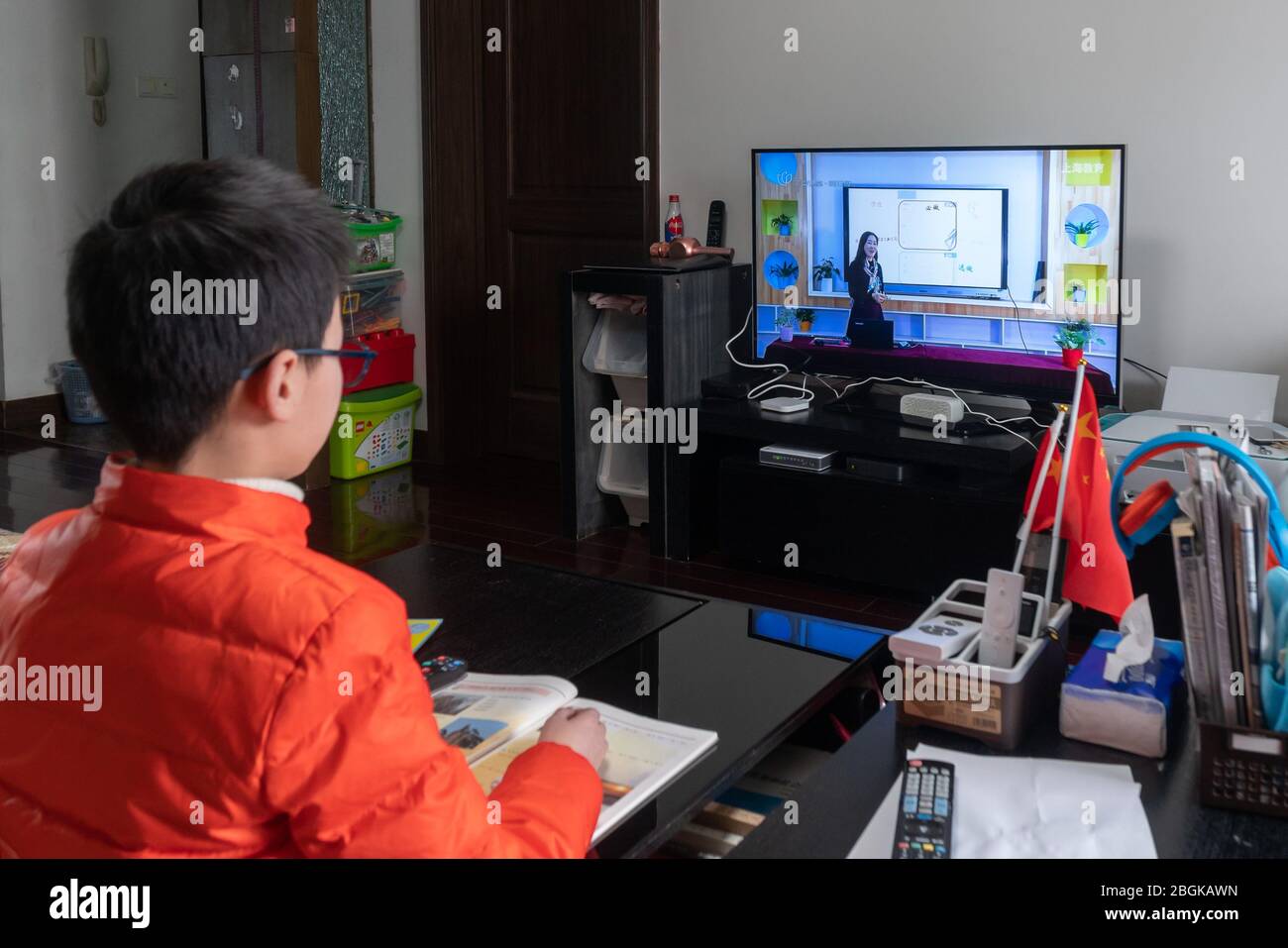 Ein Grundschüler nimmt Unterricht über Internet, studiert von zu Hause, Shanghai, China, 3. März 2020. *** Ortsunterschrift *** fachaoshi Stockfoto
