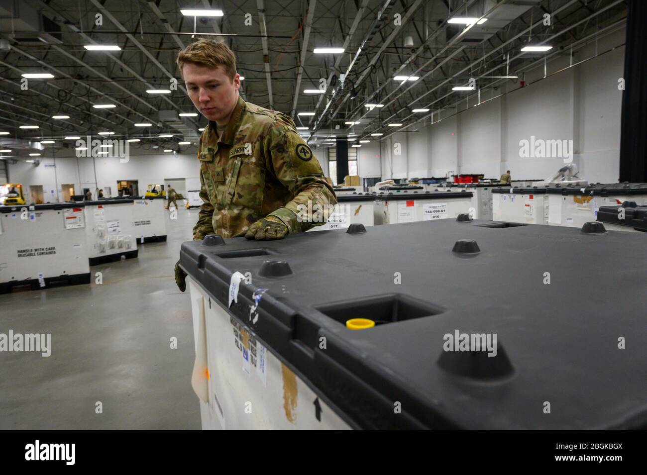 Soldaten der New Jersey National Guard mit Joint Task-Force 57 (JTF 57) führen ein Inventar im Meadowlands Exposition Center, Secaucus, N.J.März 2020 durch. JTF-57 unterstützte die Einrichtung von Bundesärztestationen zur Unterstützung des COVID-19-Hilfsaufwands. Stockfoto