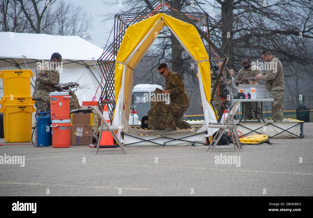 Truppen der Nationalgarde von Pennsylvania inszenieren ihre Ausrüstung am 20. März 2020 im ersten Massenkrononavirus-Testzentrum des Montgomery County in der Upper Dublin Township. Rund 80 PA Guard-Mitglieder arbeiteten mit lokalen, staatlichen und Bundesbehörden zusammen, um einen Drive-Through-Teststandort am Ambler Campus der Temple University zu eröffnen. (USA Foto der Air National Guard von Senior Airman Wil Acosta) Stockfoto