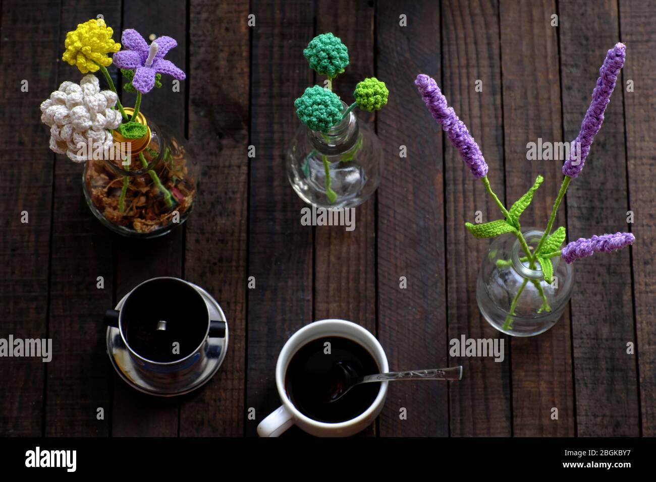 Erstaunliche Couchtisch mit handgefertigten Blumen und Kaffeetasse auf Holzhintergrund, Lavendel und Gänseblümchen für Dekor Interior House, Kreativität Kunstwerk Stockfoto