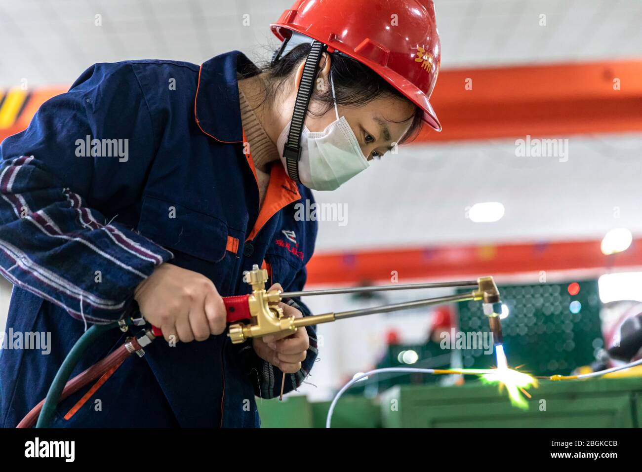 Mitarbeiter einer lokalen Fabrik arbeiten daran, Transformator zu produzieren, um die Aufträge des ersten Quartals, Hai'an County-Ebene Stadt, Nantong Stadt, Ost-Chinas Jiang zu beenden Stockfoto