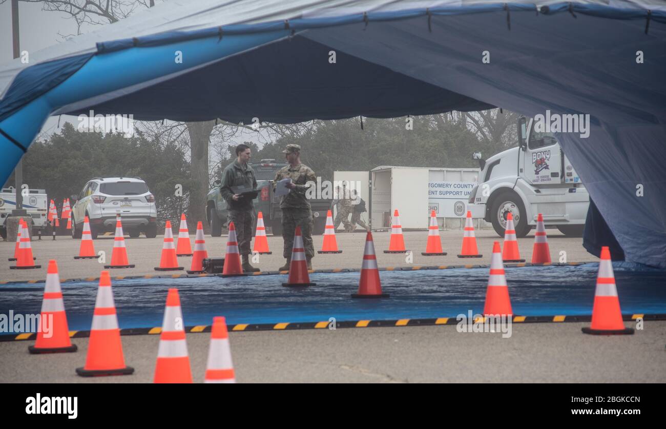 Die Truppen der Pennsylvania Air National Guard wurden am 19. März 2020 auf einem Testgelände des Montgomery County Coronavirus in der Upper Dublin Township aufgestellt. Die Pennsylvania Emergency Management Agency leitete eine Gruppe von fast 80 Armee- und Luftgardisten-Mitgliedern an, Montgomery County bei der Durchfahrt von COVID-19-Tests auf dem Ambler Campus der Temple University zu helfen. (USA Foto der Air National Guard von Senior Airman Wil Acosta) Stockfoto