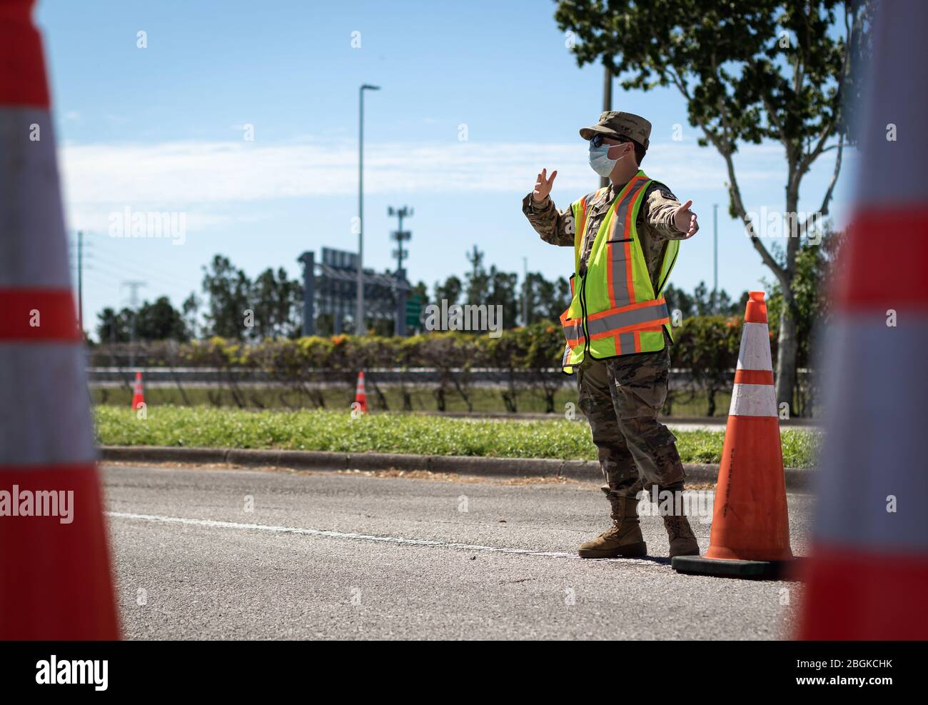 Ein Soldat mit dem 3. Bataillon, 265. Air Defense Artillery Regiment, führt den Verkehr zur nächsten Phase des Testprozesses, Freitag, am Orange County Convention Center Community Based Testing Site. Stockfoto