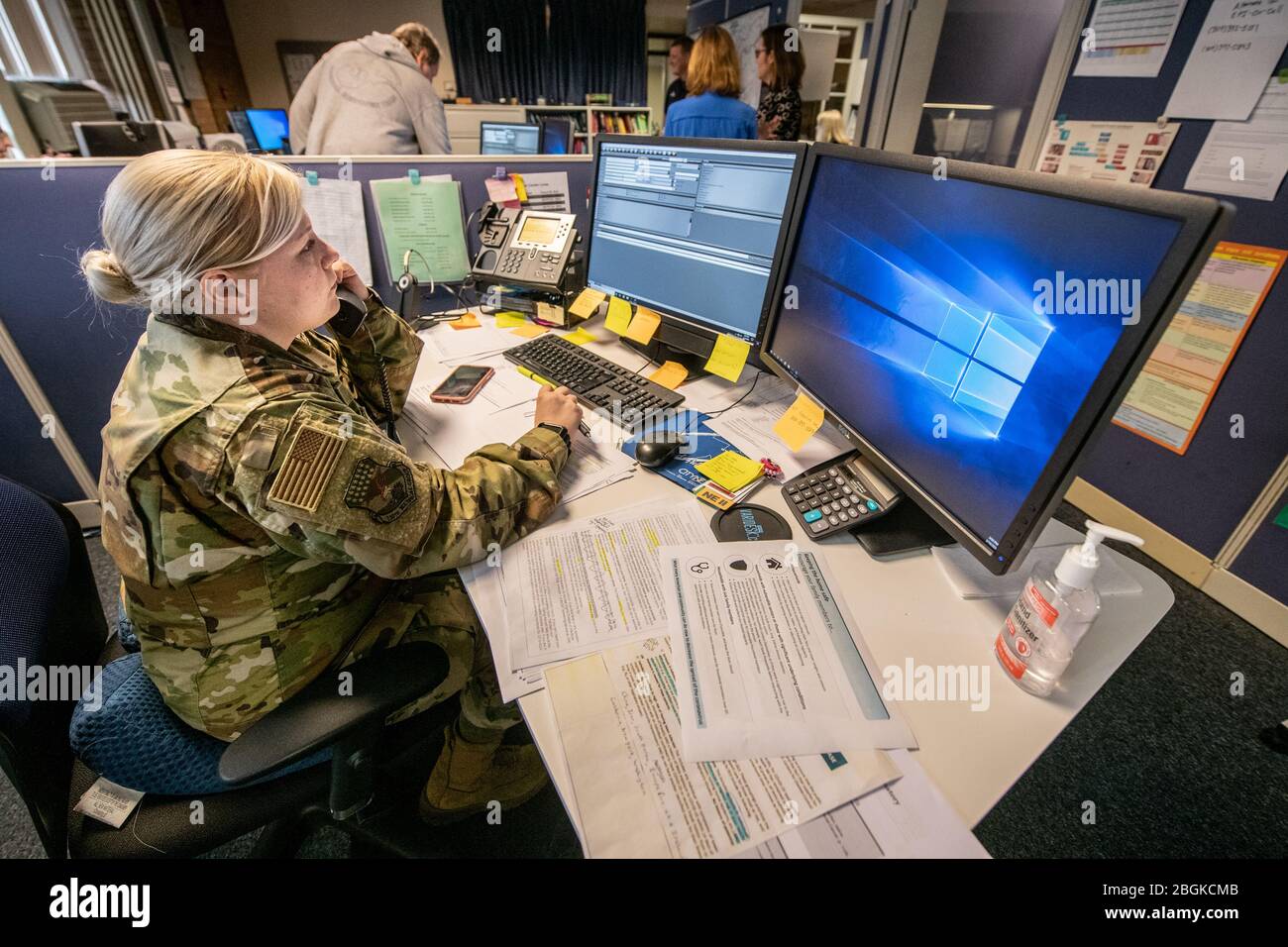 Senior Airman Brooke Tyler, 130. Luftlift Wing, West Virginia National Guard (WVNG), unterstützt staatliche Partneragenturen durch die Anstellung von Telefonleitungen im West Virginia Poison Center, Teil der landesweiten Coronavirus 2019/COVID-19 Response Anstrengungen, 19. März 2020, in Charleston, West Virginia. Die Mitglieder beantworten Fragen und Anfragen von betroffenen Bürgern über eine Hotline, die als Teil eines behördenüberstaatlichen Ansatzes als Reaktion auf die anhaltende Pandemie eingerichtet wurde. (USA Army National Guard Video von Edwin L. Wriston) Brooke Tyler, 130. Luftlift Wing, West Virginia National Guard (WVNG) Stockfoto