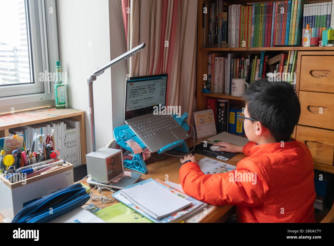 Ein Grundschüler nimmt Unterricht über Internet, studiert von zu Hause, Shanghai, China, 3. März 2020. *** Ortsunterschrift *** fachaoshi Stockfoto