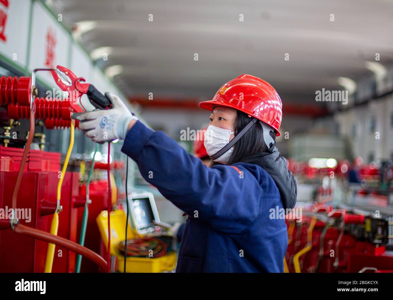 Mitarbeiter einer lokalen Fabrik arbeiten daran, Transformator zu produzieren, um die Aufträge des ersten Quartals, Hai'an County-Ebene Stadt, Nantong Stadt, Ost-Chinas Jiang zu beenden Stockfoto