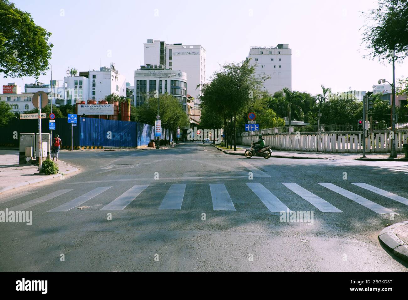 HO CHI MINH STADT, VIET NAM, einsame Straße, ruhige Szene im zentralen Bereich der Großstadt auf Anfrage Limit bewegen sich in Pandemie, nur wenige Fahrzeug bewegen Stockfoto
