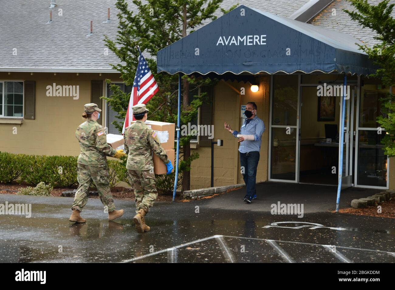 Oregon Army National Guard Sgt. Krystle Marchell und der private 1. Klasse Amaya Mullen liefern persönliche Schutzausrüstung (PSA) und Assisted Living Facilities in der Gegend von Portland, Oregon, als Teil der COVID-19 Response vom 18. April 2020. Diese Notlieferungen werden von der Oregon National Guard an Einrichtungen für betreutes Wohnen im ganzen Staat geliefert, die unter schweren Engpässen leiden. (Foto der Nationalgarde von John Hughel, Oregon Military Department Public Affairs) Stockfoto