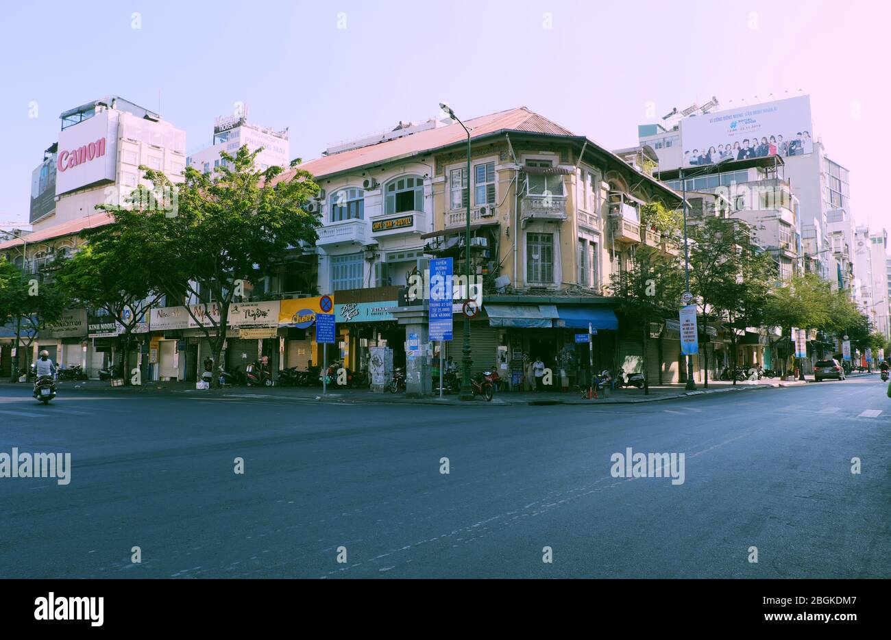HO CHI MINH STADT, VIET NAM, einsame Straße, ruhige Szene im zentralen Bereich der Großstadt auf Anfrage Limit bewegen sich in Pandemie, nur wenige Fahrzeug bewegen Stockfoto
