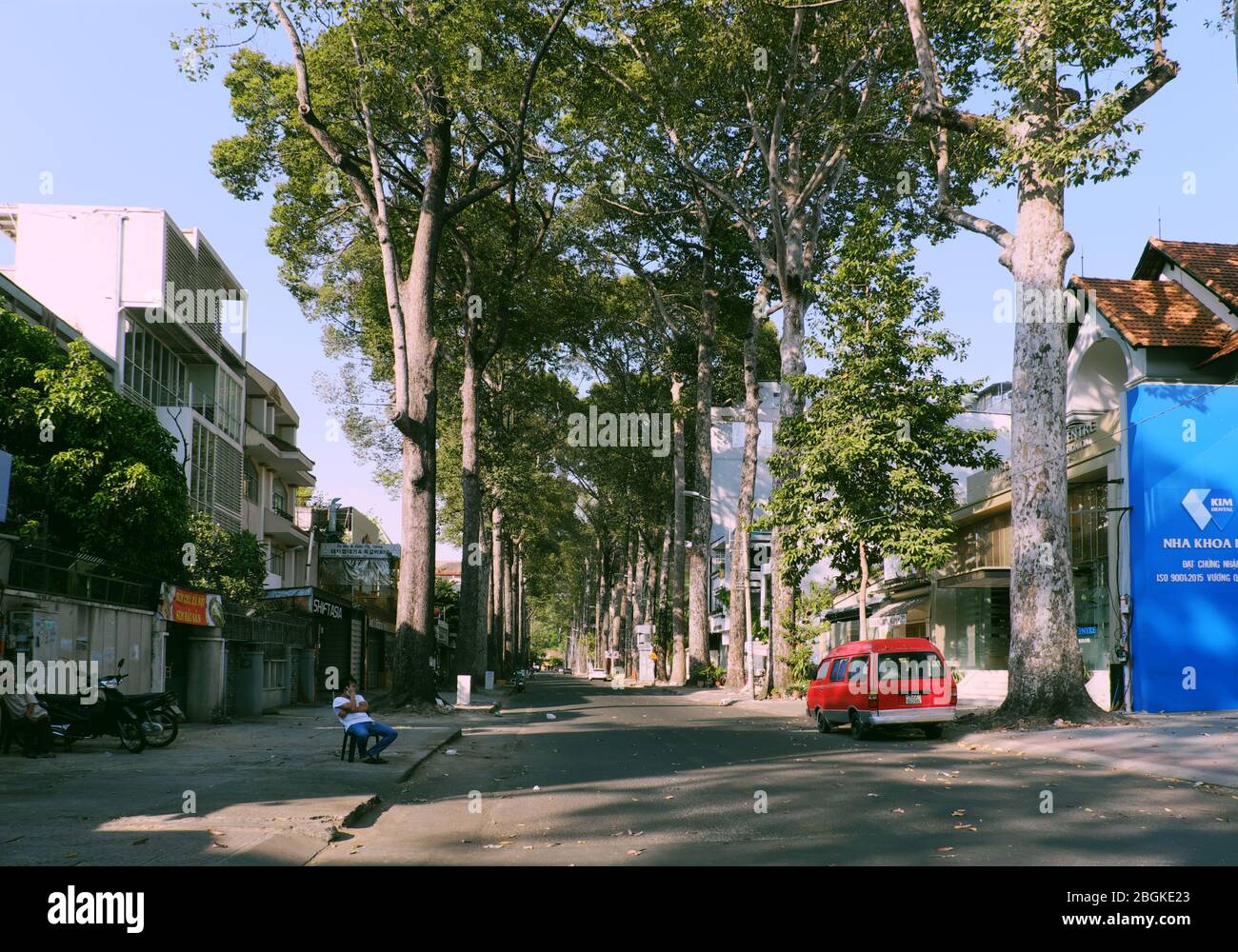 Menschenleere Straße, ruhige Szene im zentralen Bereich der Großstadt auf Anfrage Limit bewegen sich in Pandemie, nur wenige Fahrzeug bewegen am Tag, Ho Chi Minh Stadt Stockfoto