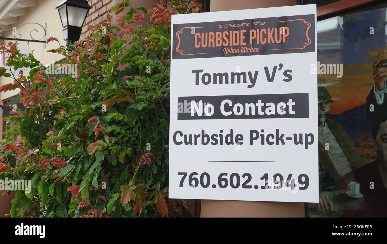 Ein Schild vor einem Tommy V's Restaurant wirbt mit keiner Kontaktabholung von Lebensmittelbestellungen während der Coronavirus-Pandemie. Stockfoto