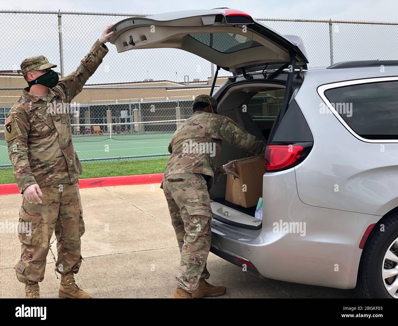 Soldaten der Texas Army National Guard unterstützen am 13. April 2020 die North Texas Food Bank in Plano, TX. Die Texas National Guard unterstützt die Lebensmittelbanken in ganz Texas, indem sie ihre Personalausstattung während einer beispiellosen Zunahme der Nachfrage nach Lebensmitteln aufgrund der COVID-19-Pandemie erhöht. (Courtesy Asset: North Texas Food Bank) Stockfoto