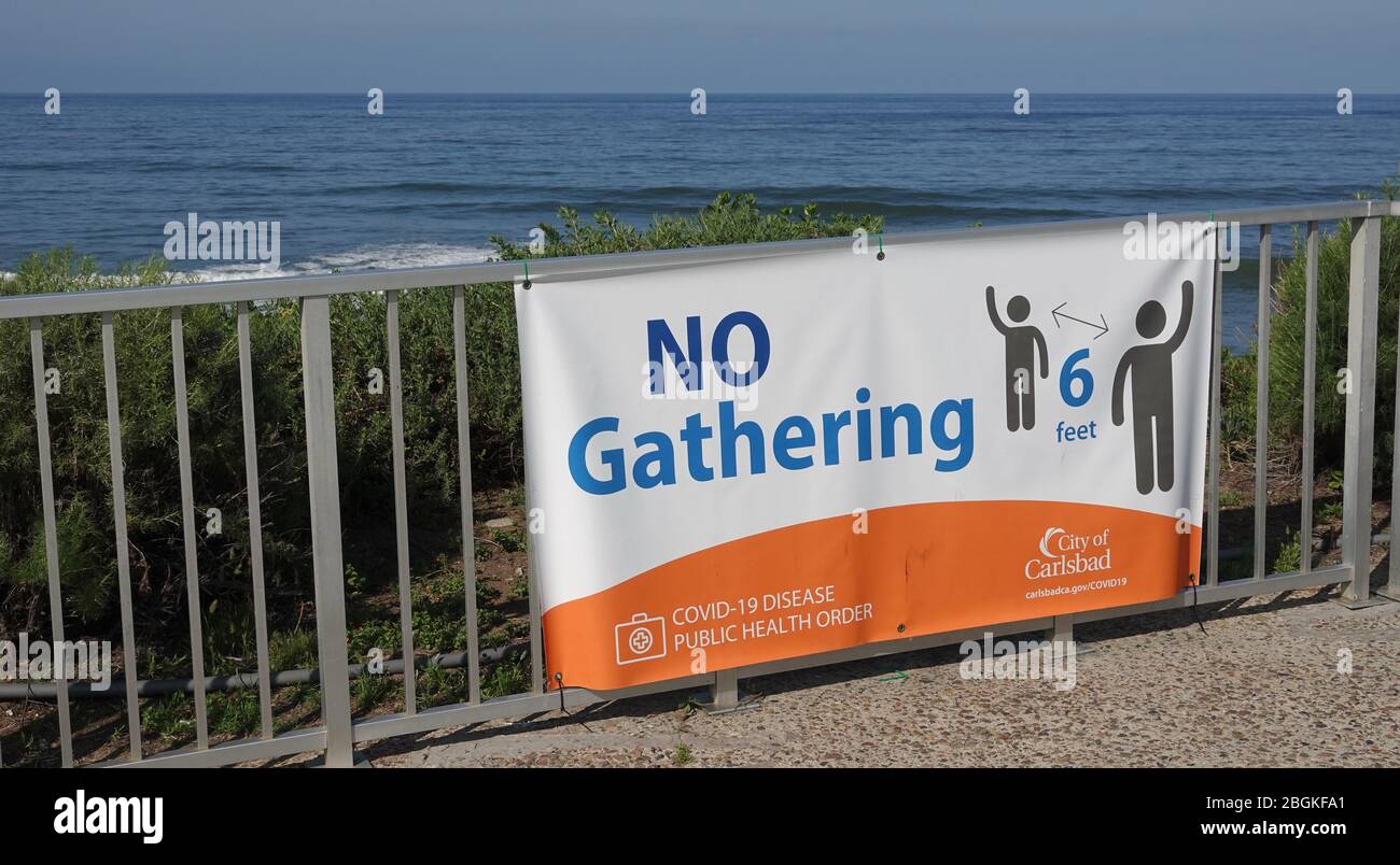 Großes Zeichen erinnert an soziale Distanzierungsregeln aufgrund von Covid-19 Stockfoto