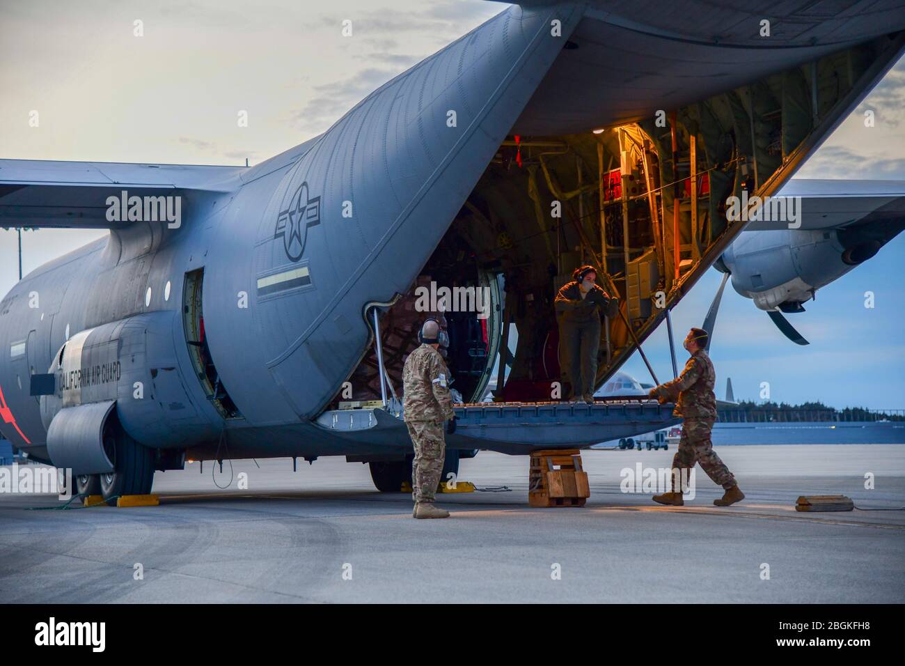 Die Luftwaffe des 146. Luftlift Wing der California Air National Guard in Oxnard, CA, liefert 200 Ventilatoren an Mitglieder der 105. AW, 7. April 2020, auf der Stewart Air National Guard Base, Newburgh, NY. Der Einsatz des C-130J Super Hercules, zusammen mit der NY Army National Guard, Erleichtert die Lieferung von medizinischen Geräten, die die laufenden COVID-19 medizinischen Behandlungen in den Gebieten New York und New Jersey (USA durchgeführt werden Air Force Foto von SRA Jonathan Lane/veröffentlicht). Stockfoto