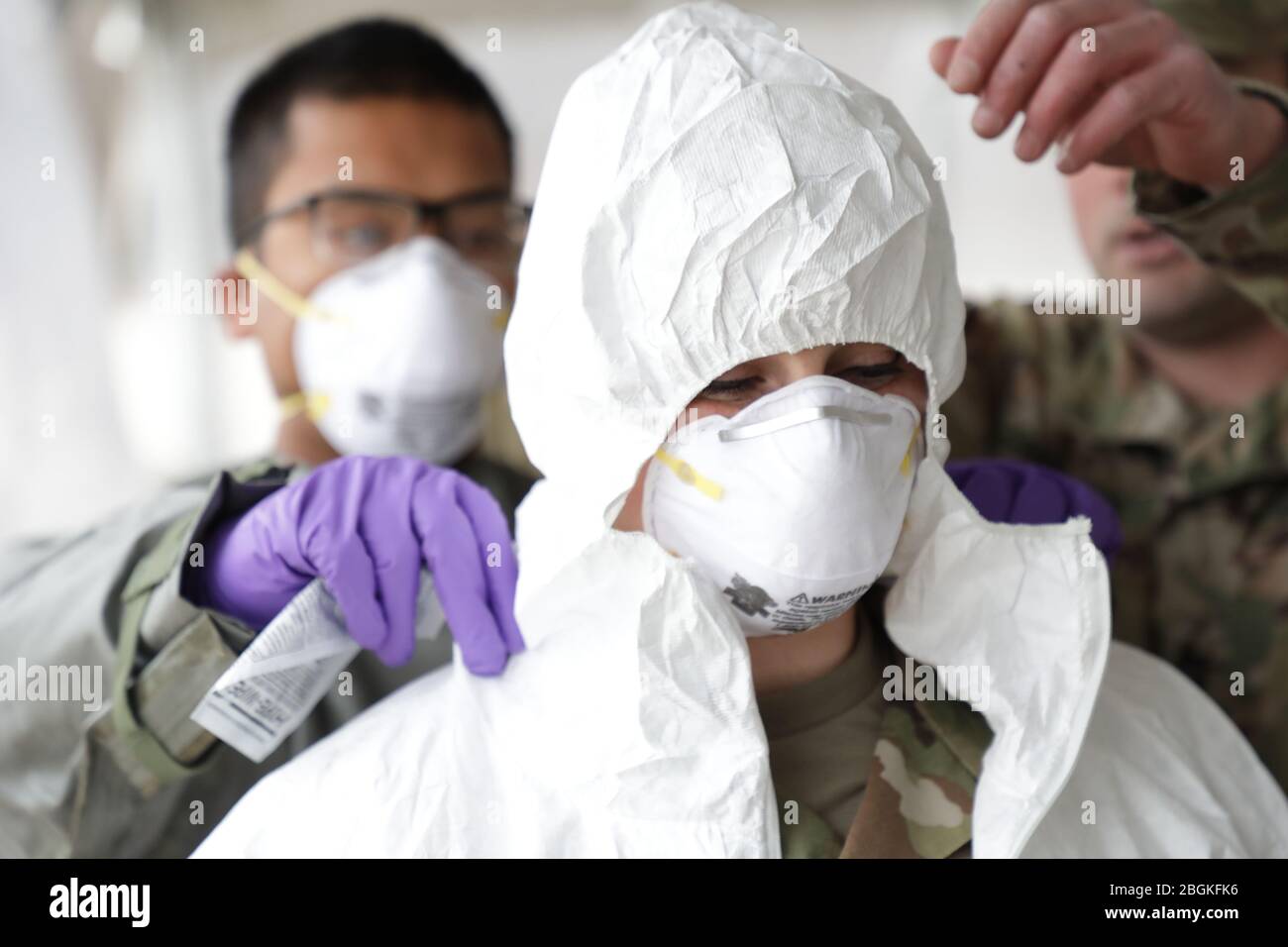 Sgt. Cora Brown von der 861. Engineering Company ist in Schutzausrüstung, Ausbildung zur Durchführung von Covid-19-Tests an die Öffentlichkeit. Diese Tests werden an Menschen im Bundesstaat Rhode Island durchgeführt, die von ihren primären Betreuern zur Durchführung eines Covid-19-Tests überszt wurden. Am Montag, den 30. März begannen Soldaten der RI Nationalgarde eine Teststation am Community College von Rhode Island, Warwick, zu bauen. Soldaten und Luftwaffe der Rhode Island National Guard wurden von Rhode Island Gouverneur Gina Raimondo aktiviert, um diesen historischen Kampf gegen eine tödliche Ansteckung zu unterstützen. (Luft N Stockfoto