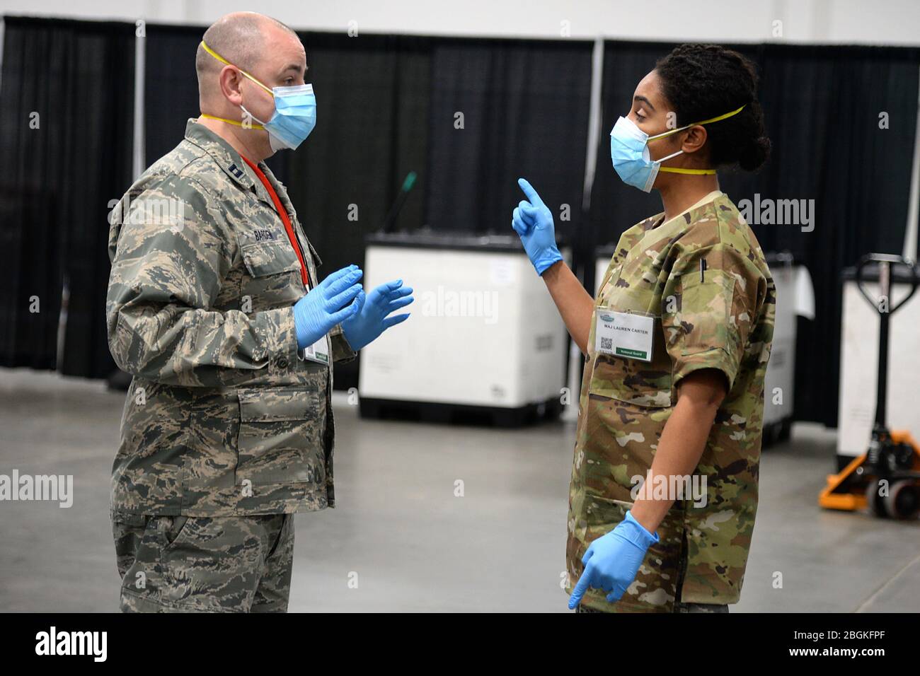 Von links: US Air Force Capt. Kerwin K. Barden Jr., der stellvertretende Direktor der Krankenpflege bei der Meadowlands Task Force, Und Maj. Lauren W. Carter, Assistentin des Arztes beim 177. Jagdflügel, besprechen die Logistik medizinischer Operationen am 10. April 2020 im Meadowlands Exposition Center Federal Medical Station in Secaucus, N.J. New Jersey National Guardsmen arbeitete eng mit dem Gesundheitsministerium zusammen, um das Meadowlands Exposition Center als Federal Medical Station einzurichten und zu betreiben, um die Hilfsmaßnahmen COVID-19 zu unterstützen. (USA Foto der Air National Guard von Staff Sgt. Cristina J. Allen) Stockfoto