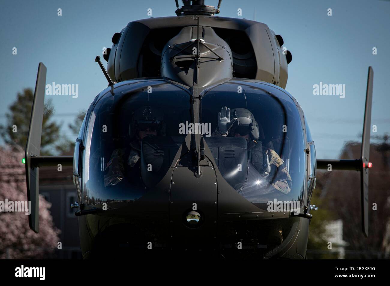 Ein Hubschrauber der New Jersey Army National Guard UH-72 Lakota vom 1-224. Sicherheits- und Unterstützungsbataillon kehrt nach einer Beobachtungsmission, die am 24. März 2020 über COVID-19 Community-basierte Teststellen in Paramus und Holmdel flog, zum Trainingszentrum der Nationalgarde in Sea Gurt, N.J., zurück. Die Teststandorte, die in Zusammenarbeit mit der Federal Emergency Management Agency gegründet wurden, sind vom New Jersey Department of Health, der New Jersey State Police und der New Jersey National Guard besetzt. (USA Foto der Air National Guard von Meister Sgt. Matt Hecht) Stockfoto