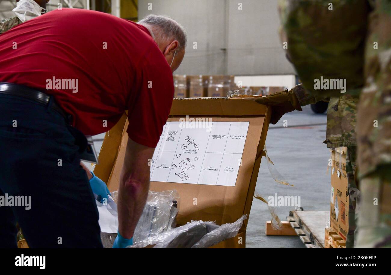 Die Luftwaffe des 146. Luftlift Wing der California Air National Guard in Oxnard, CA, liefert 200 Ventilatoren an Mitglieder der 105. AW, 7. April 2020, auf der Stewart Air National Guard Base, Newburgh, NY. Der Einsatz des C-130J Super Hercules, zusammen mit der NY Army National Guard, Erleichtert die Lieferung von medizinischen Geräten, die die laufenden COVID-19 medizinischen Behandlungen in den Gebieten New York und New Jersey (USA durchgeführt werden Air Force Foto von SRA Jonathan Lane/veröffentlicht). Stockfoto