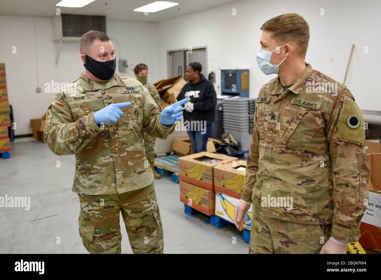 U.S. Army Col. Daniel Shank, Ohio Assistant Adjutant General for Army, spricht mit U.S. Army Sgt. Ryan Davis, ein Soldat, der dem HHC 1-148. Infanterie-Regiment der Ohio National Guard – 37. Infanterie-Brigade Combat Team zugewiesen wurde, über den Spendensortierungsprozess an der Toledo Northwestern Ohio Food Bank in Toledo, Ohio, 16. April 2020. Shank war zusammen mit anderen Mitgliedern der ONG-Führung bei der Lebensmittelbank, um Operationen aus erster Hand zu sehen. Mehr als 500 Mitglieder der Ohio National Guard wurden aktiviert, um humanitäre Missionen zur Unterstützung der COVID-19-Hilfsmaßnahmen zu leisten und die Ohio National Guard fortzusetzen Stockfoto