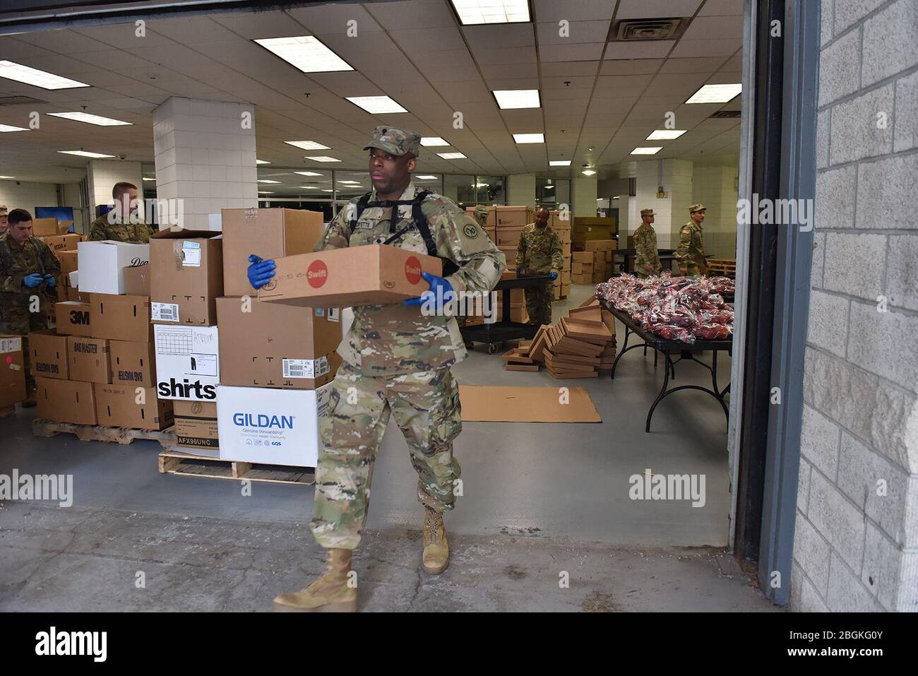 Soldaten der Brigade 427 Brigade Support Bataillon Bravo verteilen Mahlzeiten an Familien in Albany County. Soldaten arbeiteten mit dem Veterans Services Bureau von Albany County im Times Union Center. Laden von Kisten mit Lebensmitteln, um an Bewohner von Albany County zu verteilen, die unter Quarantäne gestellt werden. Stockfoto