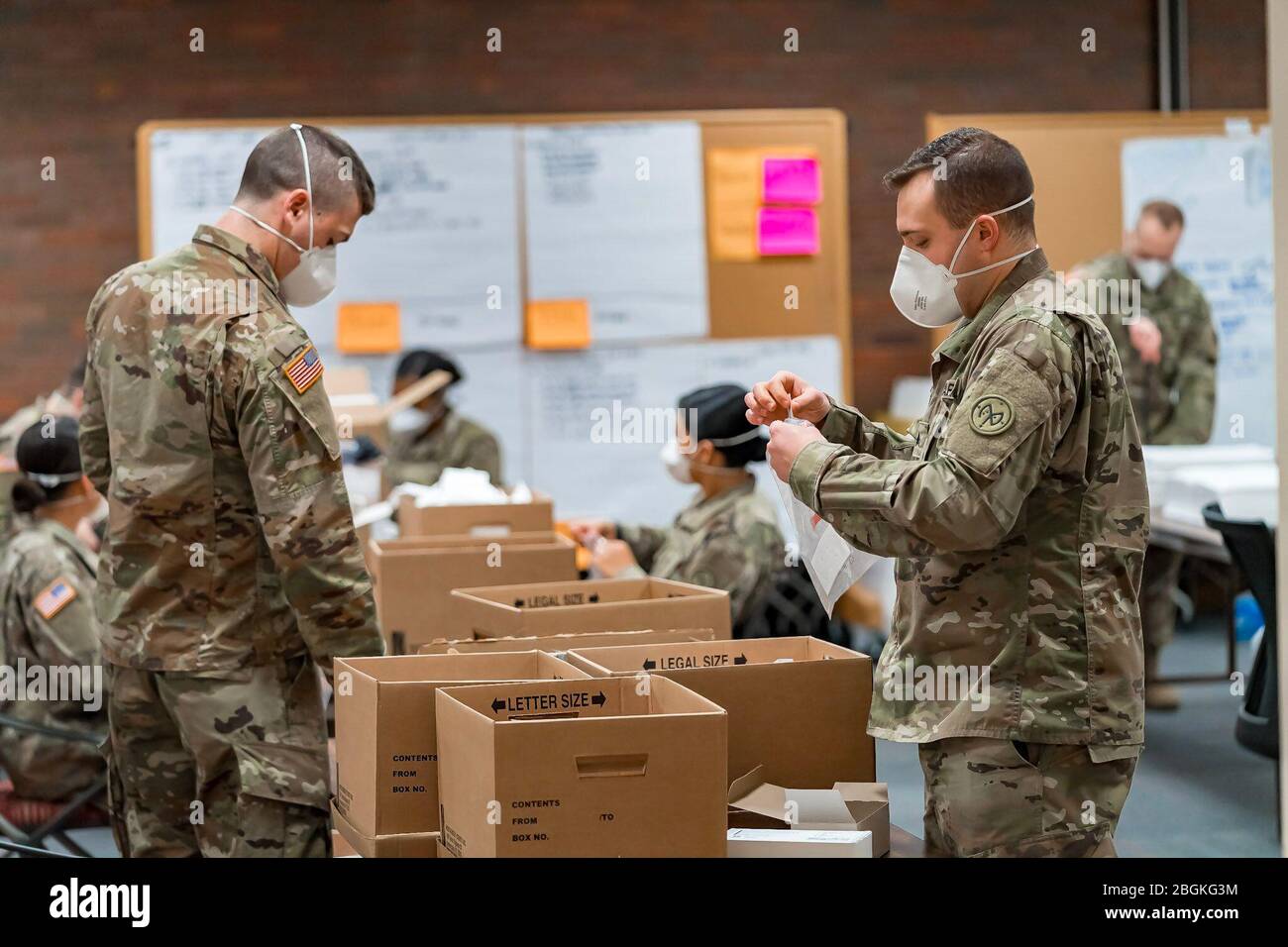 New York Army National Guard Spc. Justin Farber, rechts, und andere Soldaten der Armee-Nationalgarde stellen im Wadsworth Center des New Yorker Gesundheitsministeriums in Albany, NY, am 4. April 2020 neuartige Coronavirus (COVID-19)-Probensammelsätze zusammen. Diese Testkits werden bei der Durchfahrt durch Probenstellen im ganzen Staat als Teil der landesweiten Bemühungen von mehr als 2,700 Mitgliedern der New York National Guard verwendet, die auf die Bedürfnisse der Gemeinschaft reagieren, um die Auswirkungen der COVID 19 Pandemie zu mildern. Foto des Gesundheitsministeriums von N.Y. von Mike Wren. Stockfoto