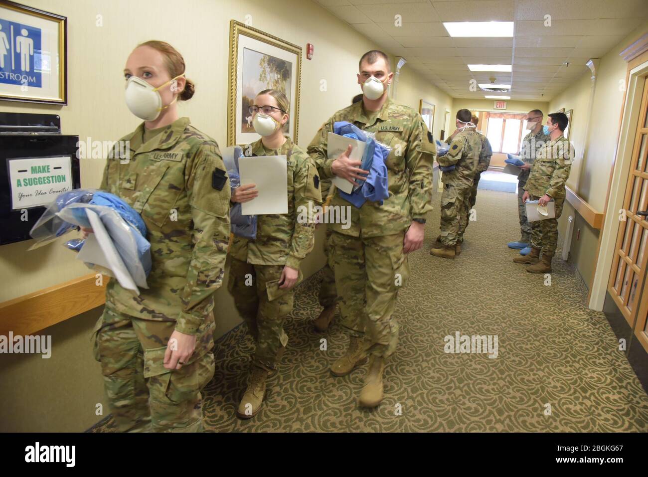 Die Nationalgarde von Pennsylvania entsendet ab April 18 ein Joint Force Medical Strike Team, um in einem Reha- und Pflegeheim in Delaware County zu helfen. Das Team besteht aus 12 Armeemedizinern der Nationalgarde der 2. Staffel, 104. Kavallerieregiment und 6 Krankenschwestern der PA Air Nationalgarde, 193. Det 1, aus Ft. Indiantown Gap. (USA Foto der Air National Guard von Meister Sgt. George Roach) Stockfoto