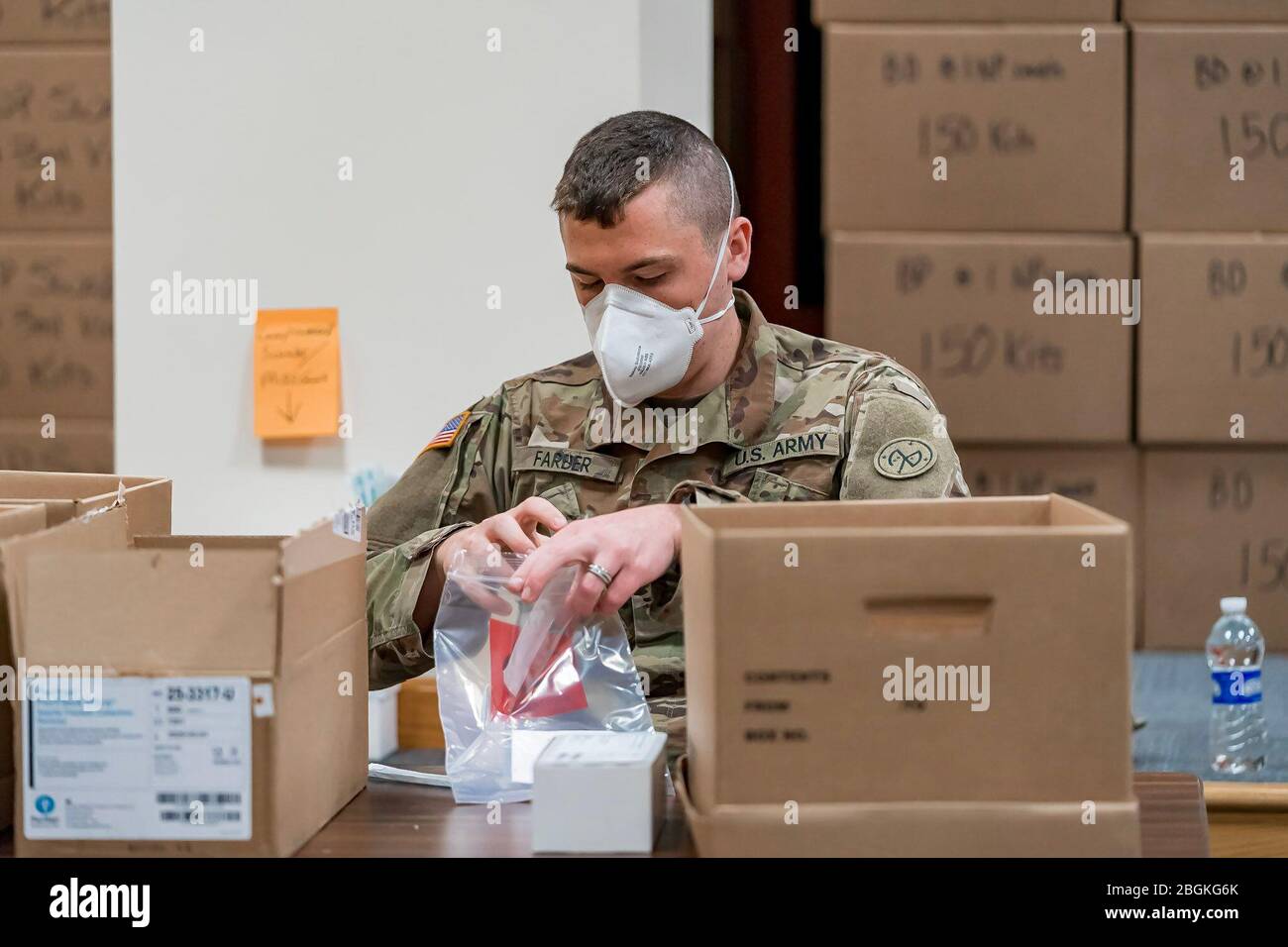 New York Army National Guard Spc. Justin Farber, stellt neue Coronavirus (COVID-19) Probensammelsätze im Wadsworth Center des New Yorker Gesundheitsministeriums in Albany, NY, zusammen, 4. April 2020. Diese Testkits werden bei der Durchfahrt durch Probenstellen im ganzen Staat als Teil der landesweiten Bemühungen von mehr als 2,700 Mitgliedern der New York National Guard verwendet, die auf die Bedürfnisse der Gemeinschaft reagieren, um die Auswirkungen der COVID 19 Pandemie zu mildern. Foto des Gesundheitsministeriums von N.Y. von Mike Wren. Stockfoto